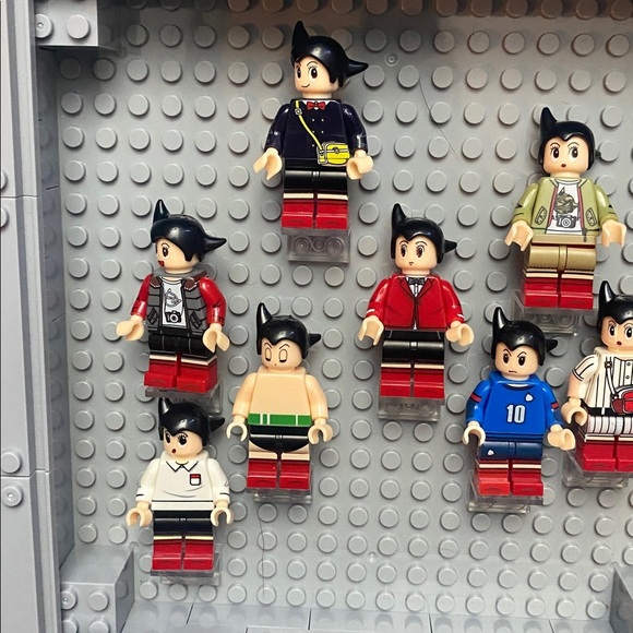LEGO Display Shelf with Minifigures - Gray and Red - Picture 4 of 16